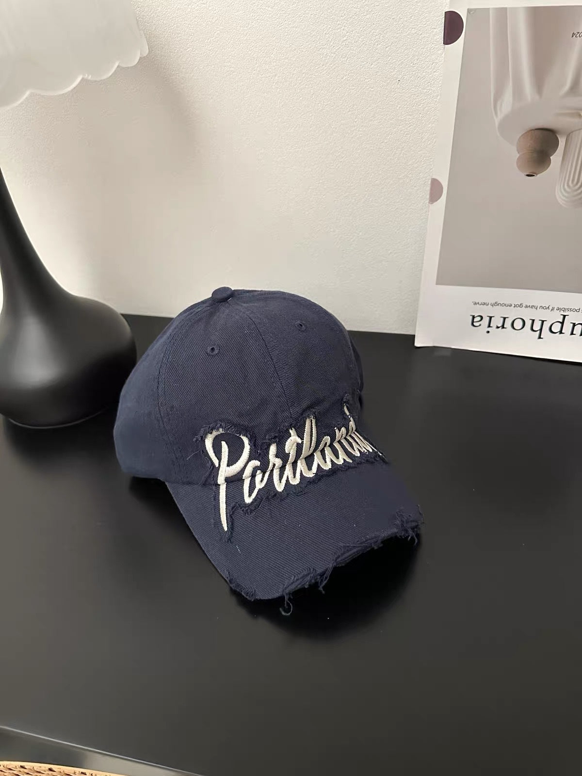 Baseballcap aus Distressed-Denim mit gesticktem Text