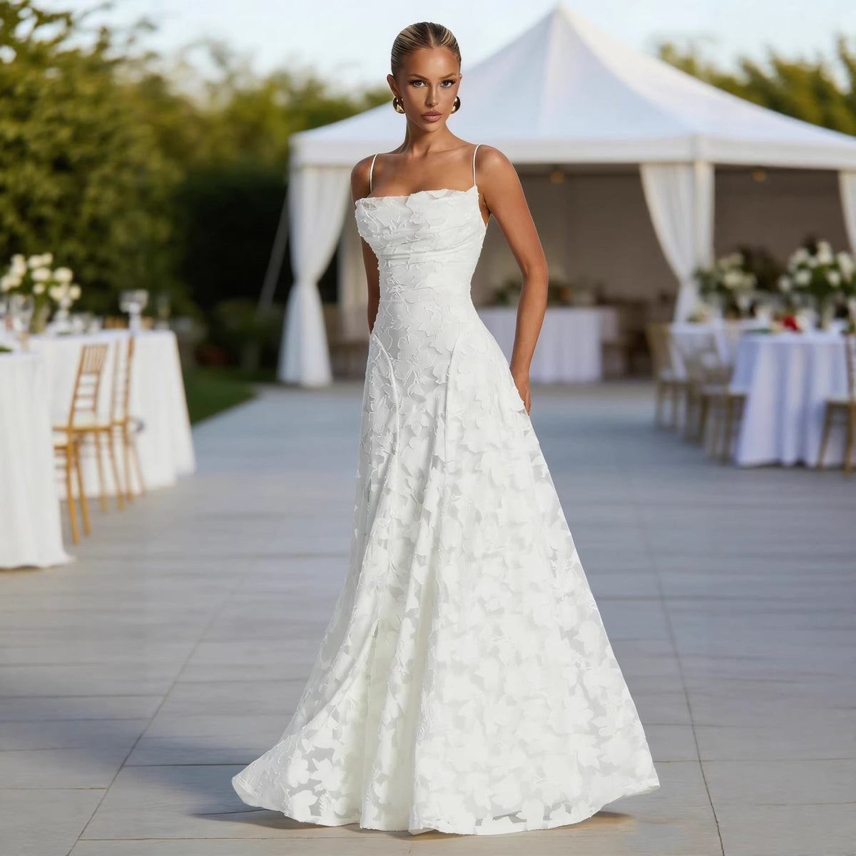 Damen Elegantes Maxikleid mit floralem Spitze-Design und verstellbaren Spaghettiträgern EB