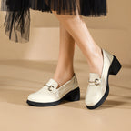 Damen Business-Look Mokassins mit elegantem Kettendetail und komfortablem Blockabsatz EB
