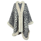 Damen kuscheliger Poncho mit luxuriösem Kunstfellbesatz und Leopardenmuster EB