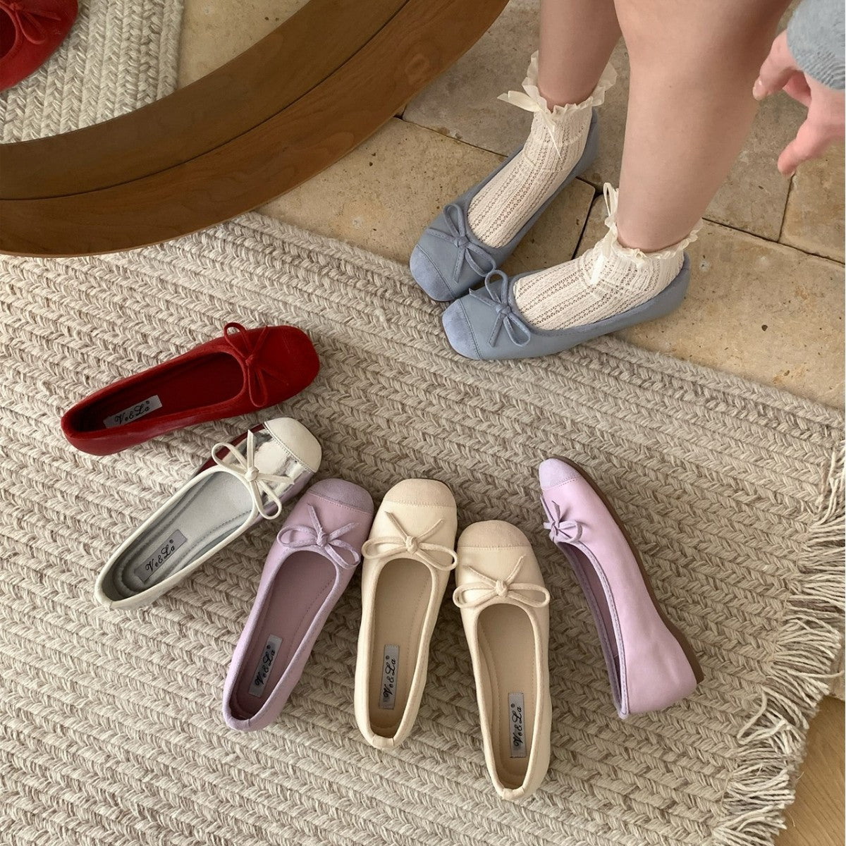 Damen Ballerina mit elegantem Rüschelement und metallischem Akzent EB