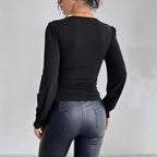 Damen nan tailliertes Langarm-Shirt mit tiefem Spitzen-Dekolleté, Raffung und Kristallbesatz EB