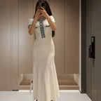 Damen Elegantes, figurbetontes Maxikleid mit modernen Knopfdetails und seitlichem Schlitz EB