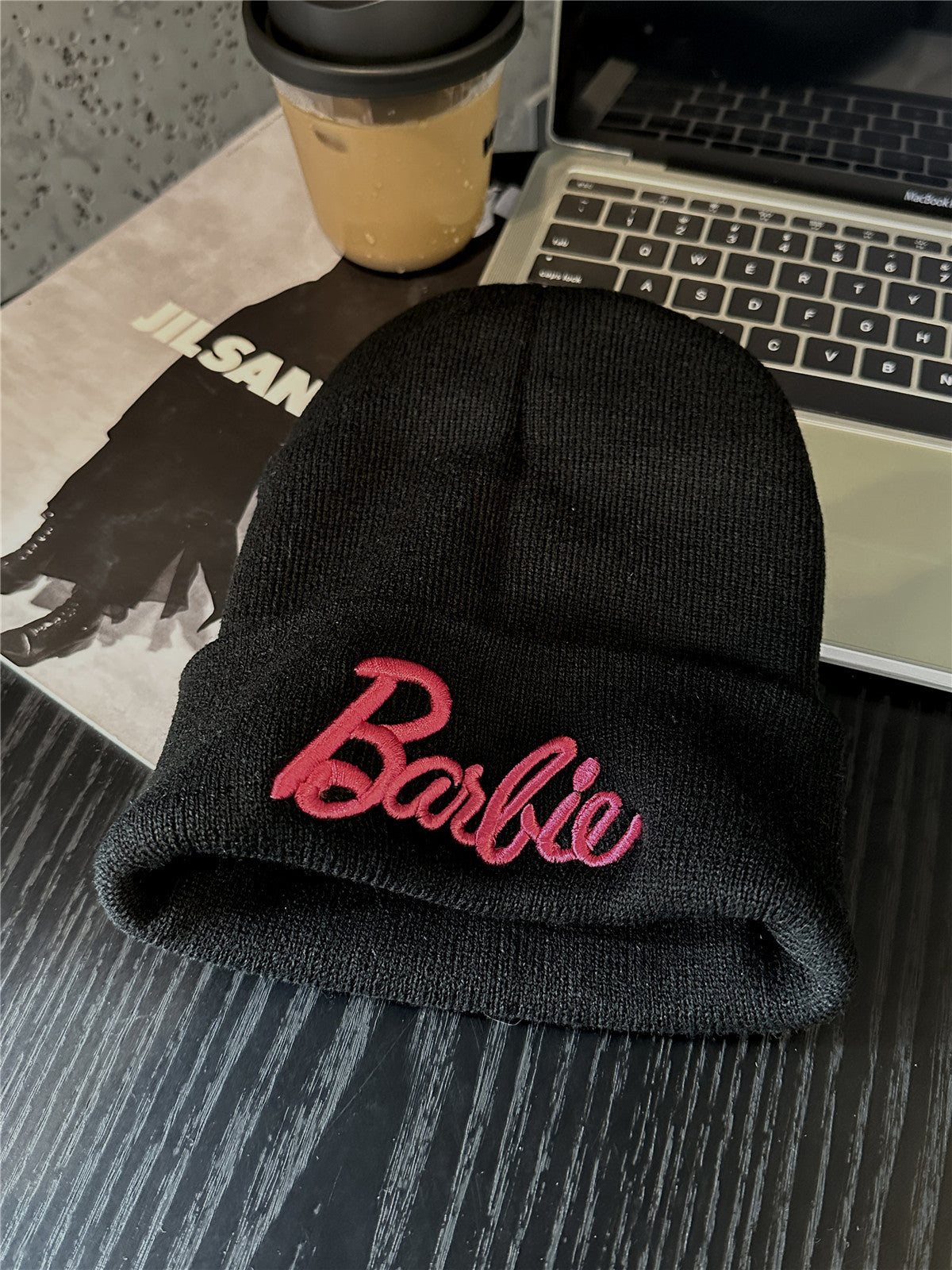 Stilvolle Beanie mit Stickerei