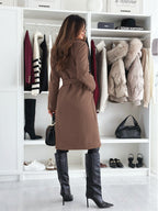 Damen eleganter Trenchcoat mit tailliertem Schnitt und seitlichen Taschen EB