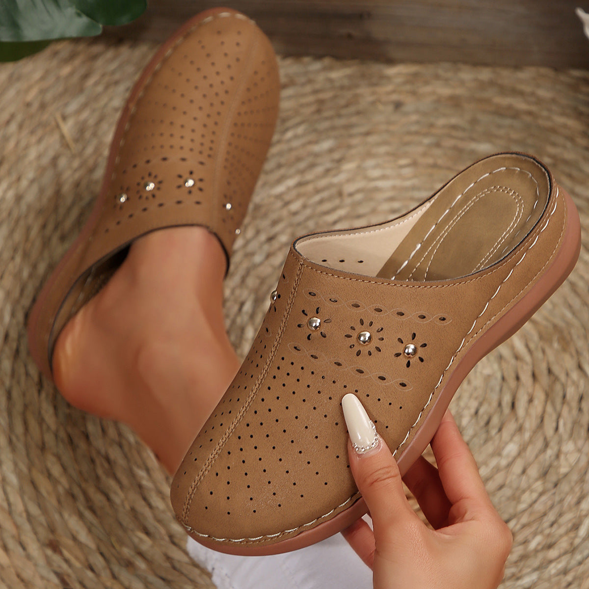 Damen Bequeme Clogs mit modischem Perforationsdesign und dekorativen Applikationen EB