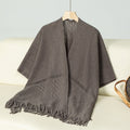 Damen eleganter Strickponcho mit fransigen Details und markantem Muster EB