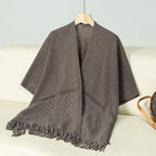 Damen eleganter Strickponcho mit fransigen Details und markantem Muster EB