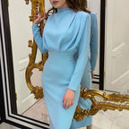 Damen Abendkleid mit elegantem hohen Kragen und drapierten Ärmeln EB