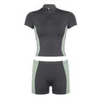 Damen Sportliches Set mit kurzem Oberteil und enganliegenden Shorts EB