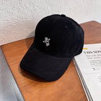Lockere Baumwollkappe mit einzigartiger Stickerei