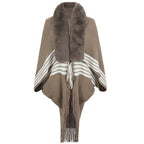 Damen eleganter Strickponcho mit kunstfellbesetztem Kragen und Fransen EB