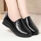 Damen Bequeme Slip-On Mokassins mit elegantem Blumenemblem EB