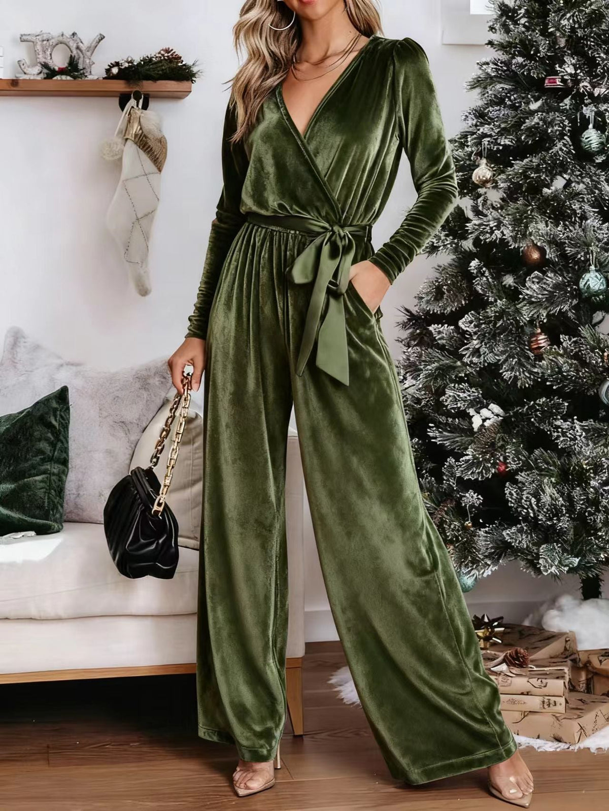 Eleganter Samt-Jumpsuit mit tiefem V-Ausschnitt