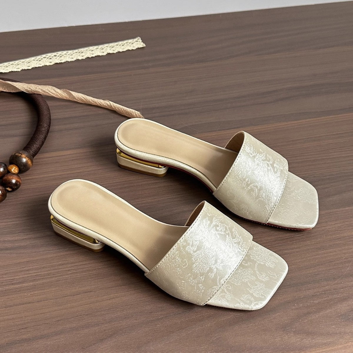 Damen bequeme modische Mules mit filigranem Blumenmuster EB