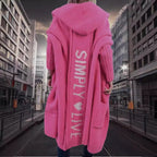 Damen Oversized Strickmantel mit Hoodie und auffälligem Schriftzug EB