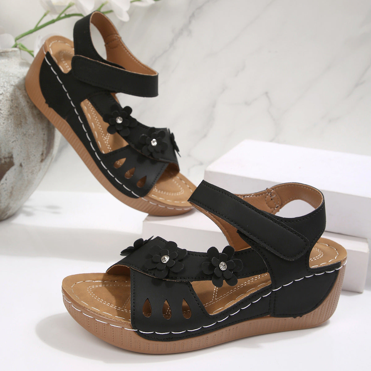 Damen Bequeme Sandalen mit floralem Design und verstellbarem Klettverschluss EB