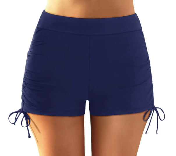Figurschmeichelnde Badeshorts mit Raffung