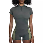 Damen Sportliches Set mit kurzem Oberteil und enganliegenden Shorts EB