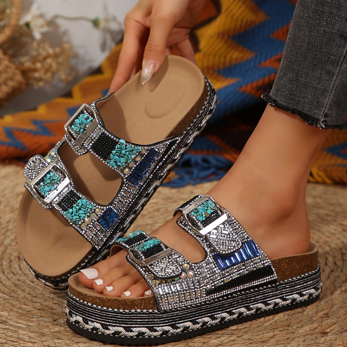 Damen Dekorative Zehentrenner-Sandalen mit breiten Riemen und funkelnden Akzenten EB