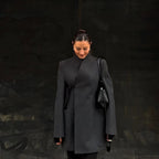 Damen nan taillierter Blazerkleid-Mantel mit Stehkragen, markanter Schulterform und aufgesetzten Taschen EB