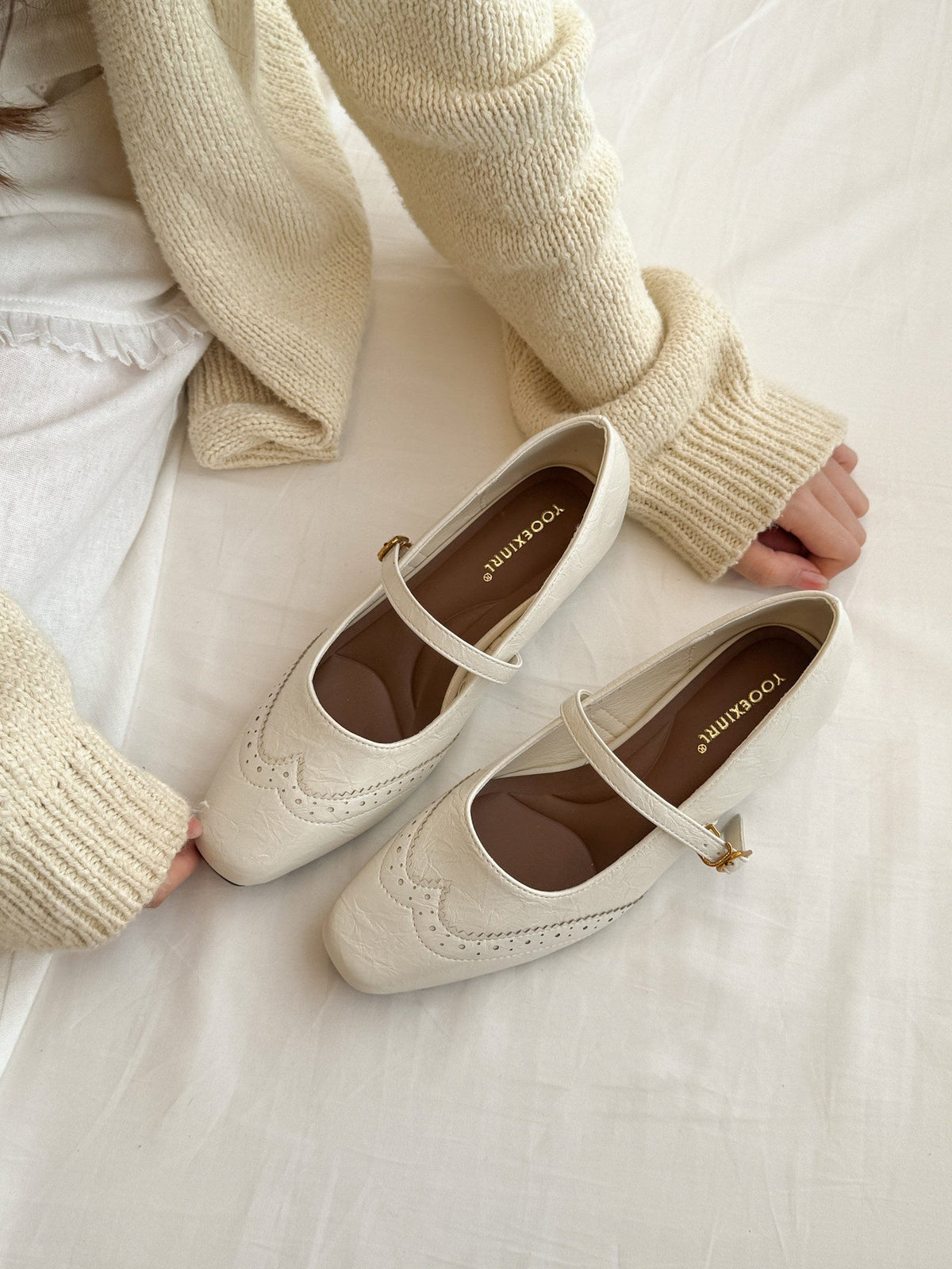 Damen elegante Ballerinas mit verstellbarem Riemen und feiner Brogue-Prägung EB