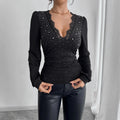 Damen nan tailliertes Langarm-Shirt mit tiefem Spitzen-Dekolleté, Raffung und Kristallbesatz EB
