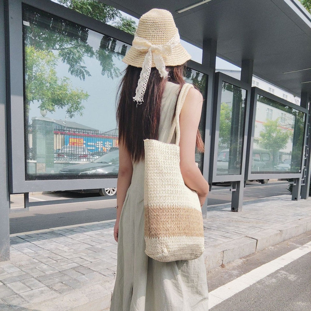 Eleganter Strohhut mit Spitzenband