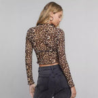 Damen nan figurbetontes bauchfreies Langarmshirt im Animalprint aus feinem Stretchnetz mit Stehkragen und Wellensaum EB