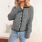 Damen gestrickte Kurzjacke mit modischem Streifenmuster und fluffigen Knöpfen EB