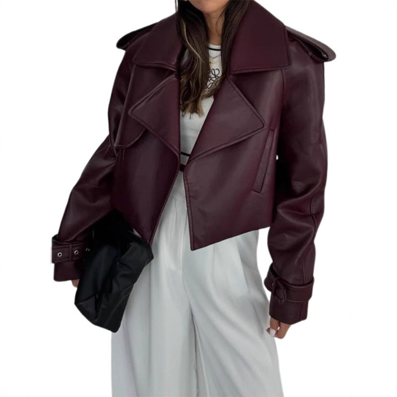 Damen Kunstlederjacke im cropped Stil mit modernen Details und praktischen Taschen EB
