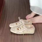Damen Ballerina-Slipper mit dekorativer Schnürung und filigranem Spitzenmuster EB