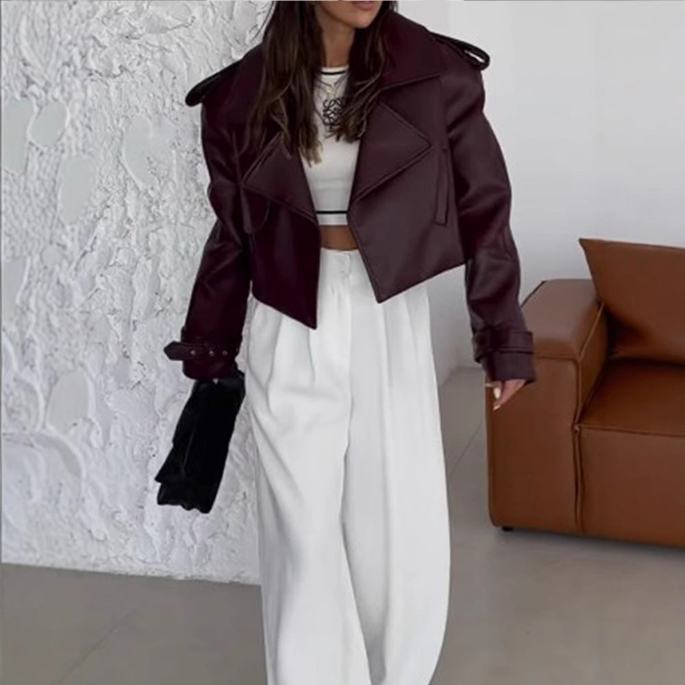 Damen Kunstlederjacke im cropped Stil mit modernen Details und praktischen Taschen EB