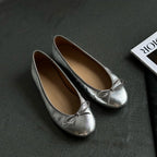 Damen Ballerina-Schuhe mit glänzender Oberfläche und verspieltem Schleifenakzent EB