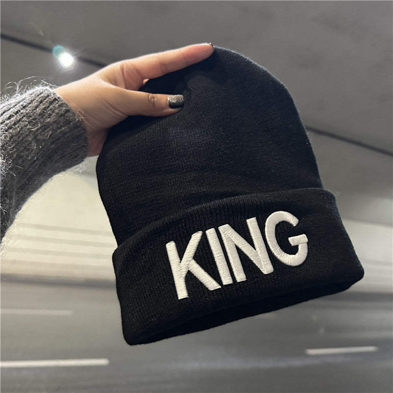 Stilvolle Strickmütze mit Statement-Stickerei