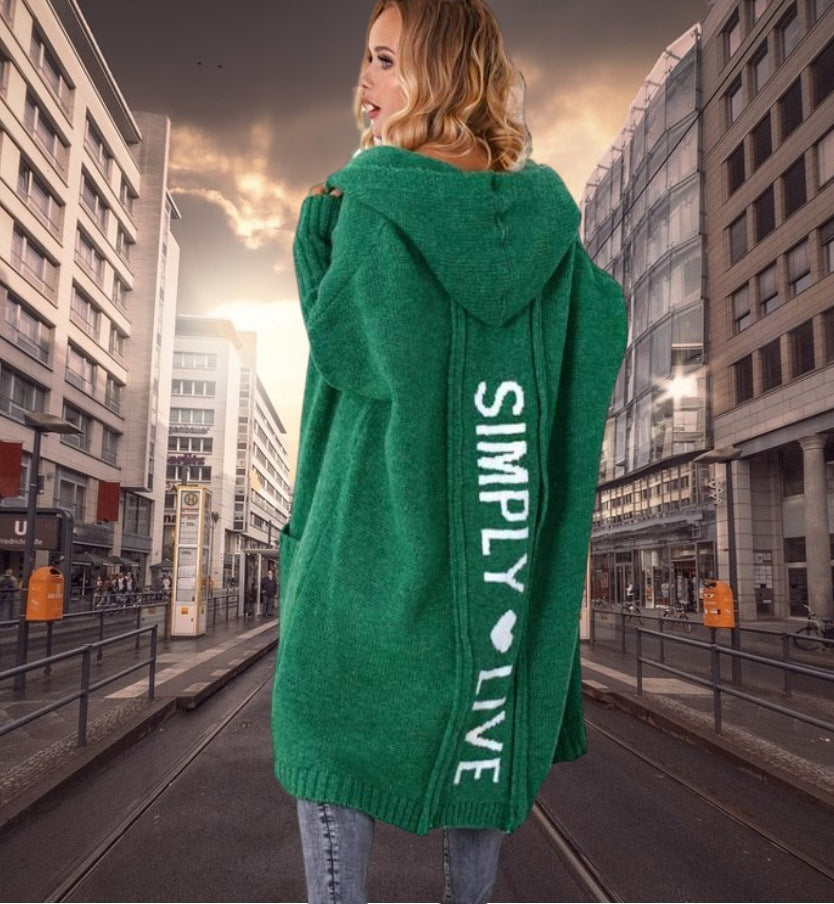 Damen Oversized Strickmantel mit Hoodie und auffälligem Schriftzug EB