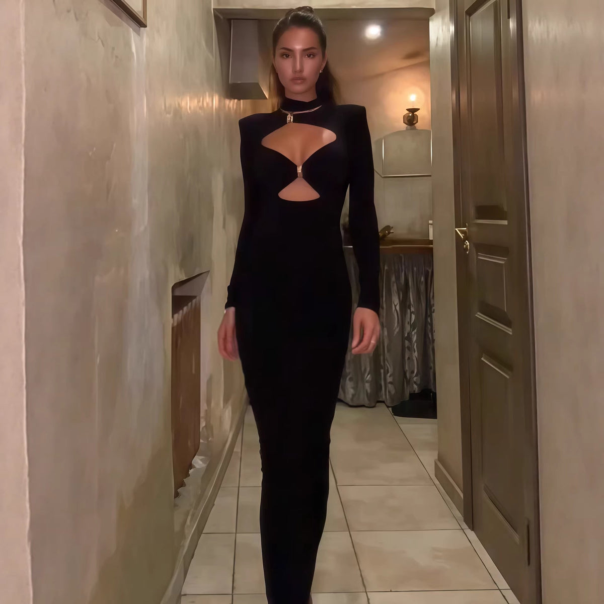 Damen Elegantes Maxikleid mit hochgeschlossenem Dekolleté und raffinierten Cut-Outs EB