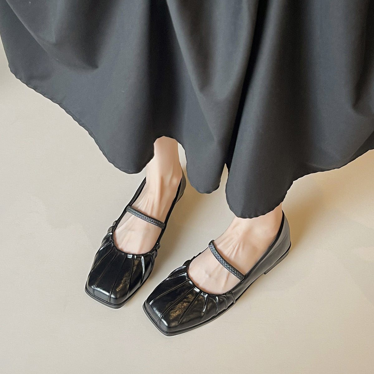 Damen Ballerina mit feinem Faltendesign und elastischem Riemen EB
