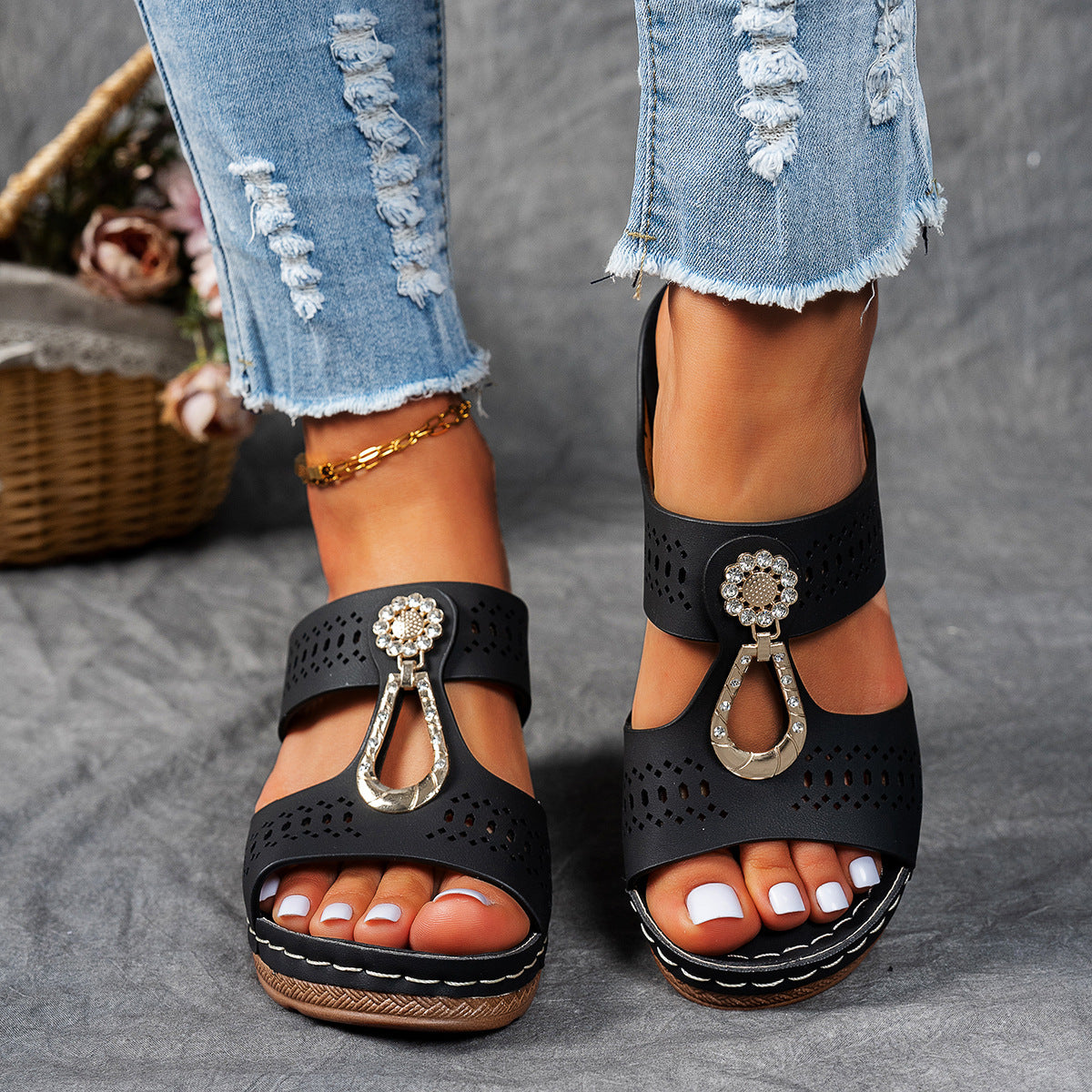 Damen bequeme Clogs mit modischem Cut-Out-Design und eleganter Applikation EB