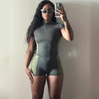 Damen Sportliches Set mit kurzem Oberteil und enganliegenden Shorts EB