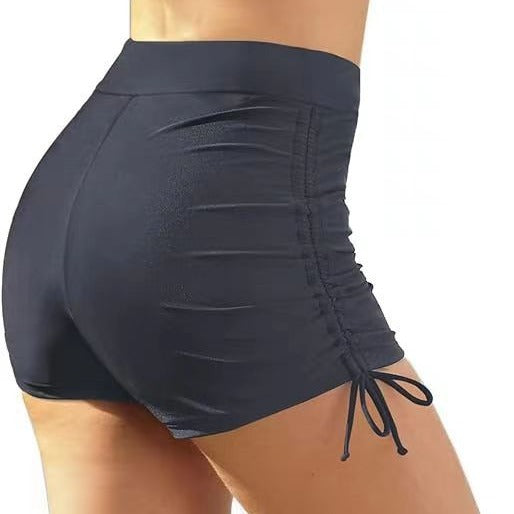 Figurschmeichelnde Badeshorts mit Raffung