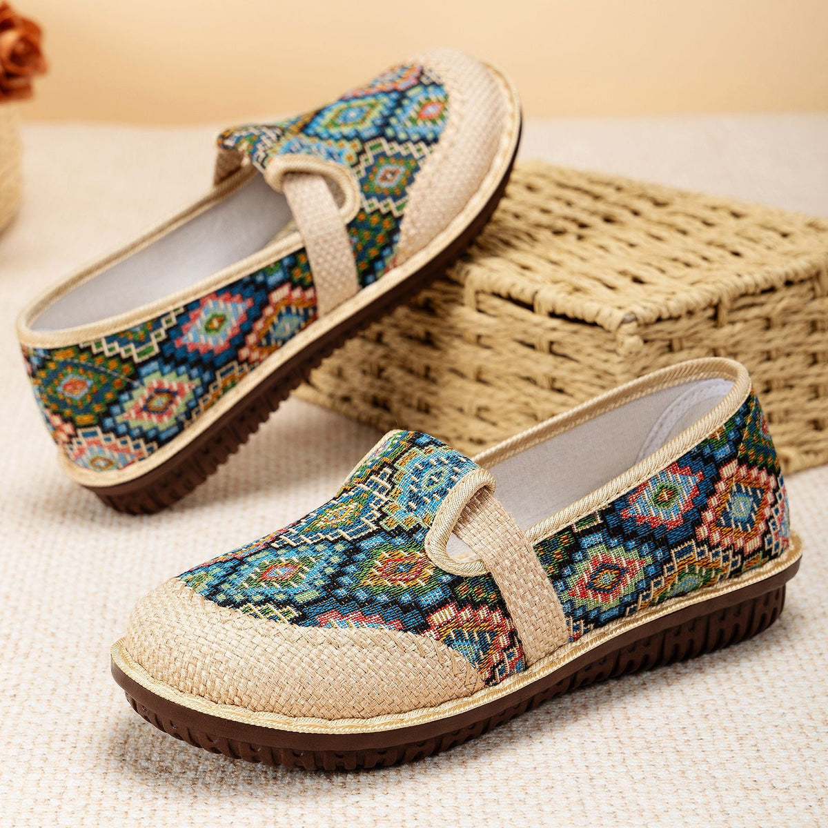 Damen Bequeme Slip-On Schuhe mit bunter Stickerei und flexibler Sohle EB