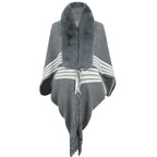 Damen eleganter Strickponcho mit kunstfellbesetztem Kragen und Fransen EB