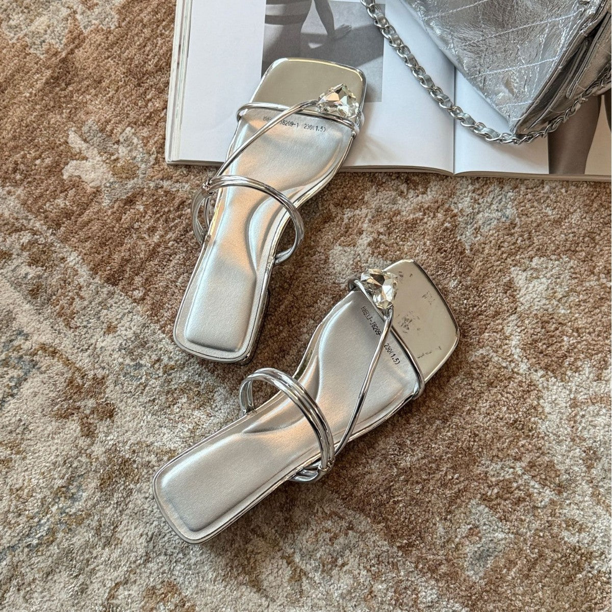 Damen Elegante Badesandalen im minimalistischen Design mit geschmackvollen Verzierungen EB