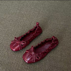 Damen Ballerina-Schuhe mit glänzender Oberfläche und verspieltem Rüschenrand EB