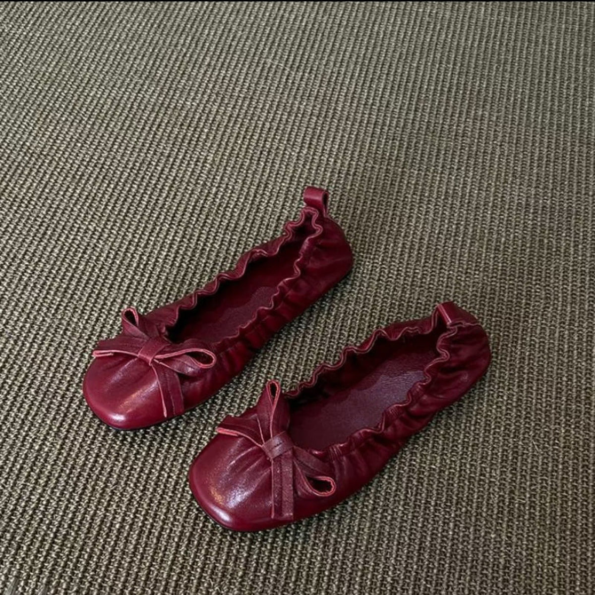 Damen Ballerina-Schuhe mit glänzender Oberfläche und verspieltem Rüschenrand EB