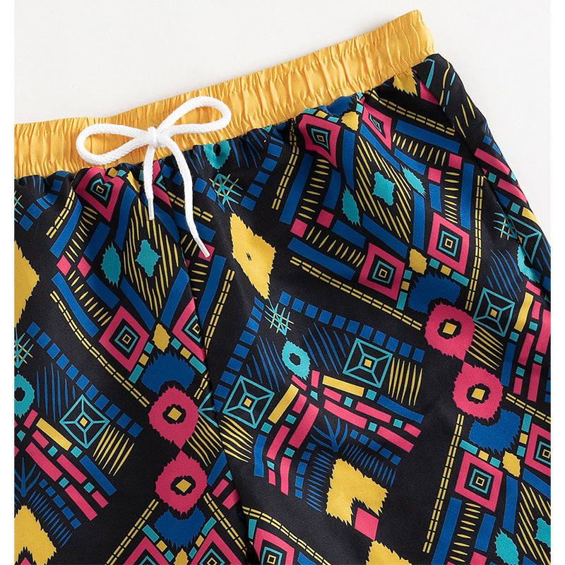 Damen-Badeshorts mit buntem geometrischem Muster