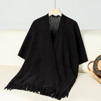 Damen eleganter Strickponcho mit fransigen Details und markantem Muster EB