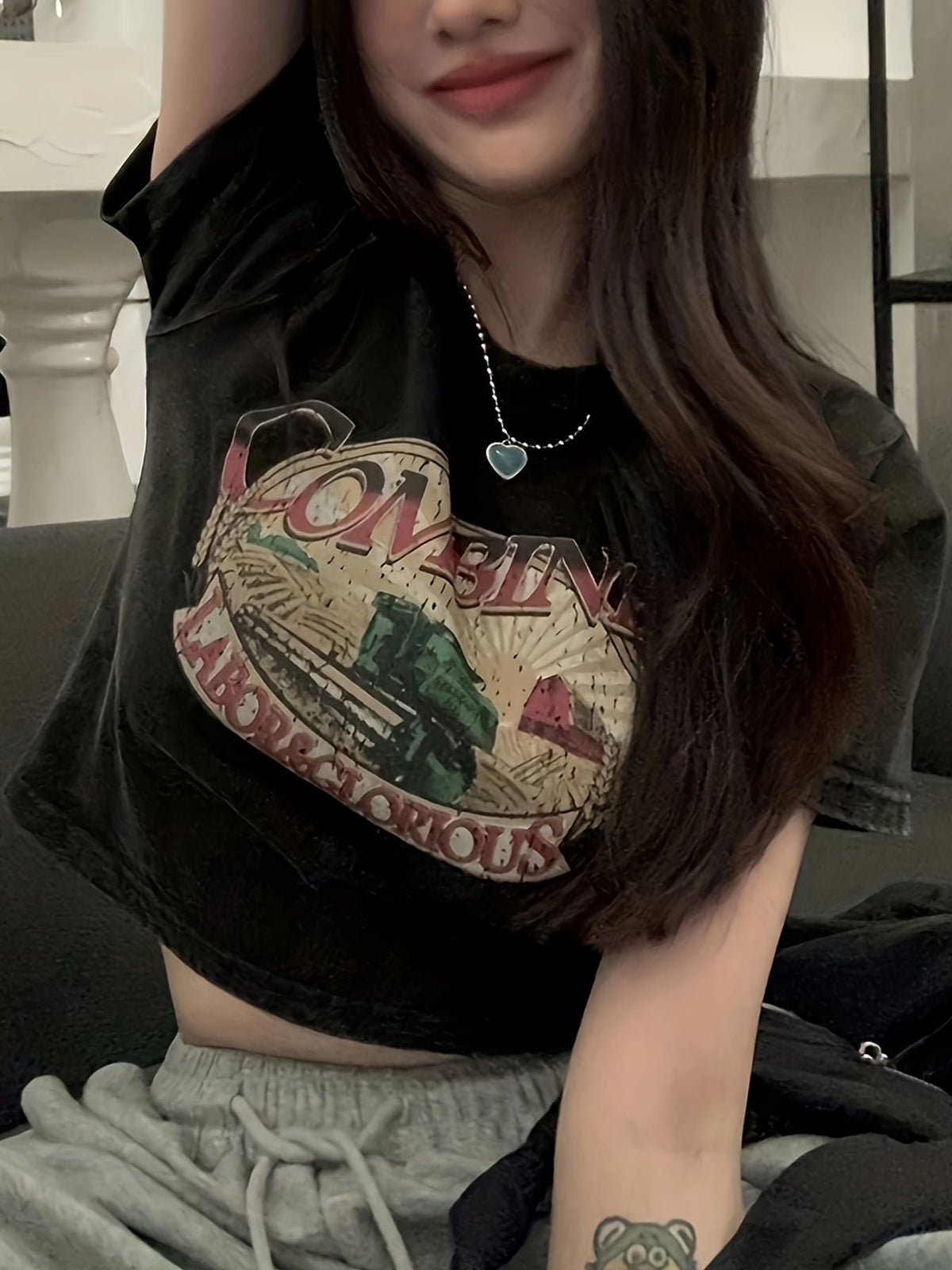 Damen Crop-T-Shirt mit kreativem Augenmotiv und Tourdruck EB