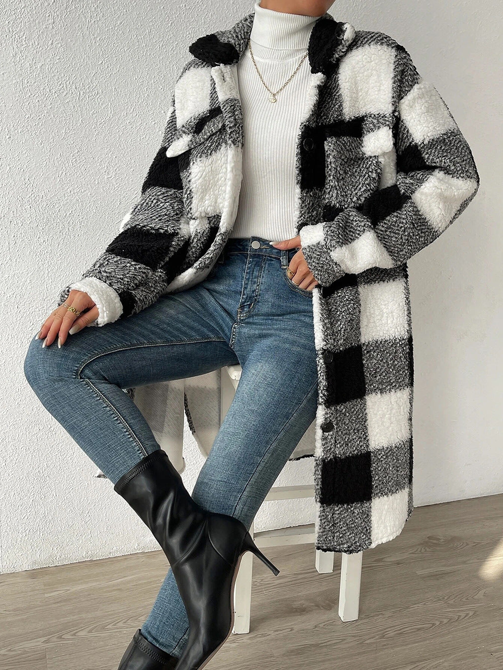 Damen nan langer Teddy-Karo-Mantel mit Hemdkragen, aufgesetzten Brusttaschen und Knopfleiste EB